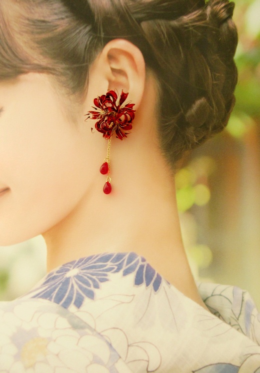 彼岸花のイヤリング