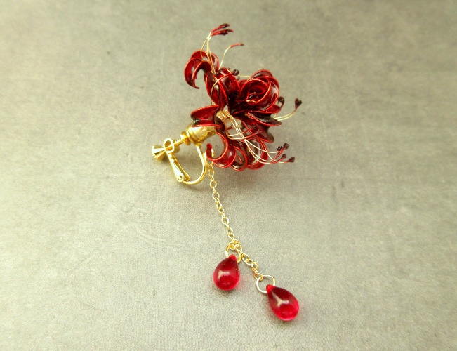 彼岸花のイヤリング