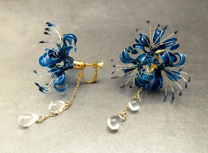 青彼岸花のイヤリング