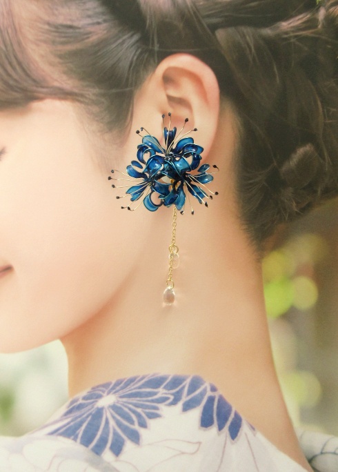 青彼岸花のイヤリング