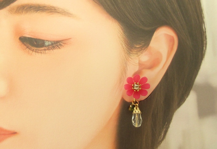 コスモスのピアス