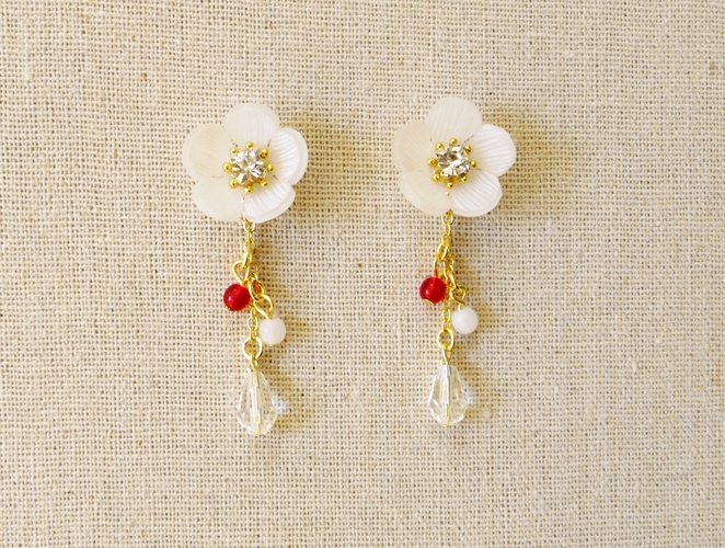 梅のピアス