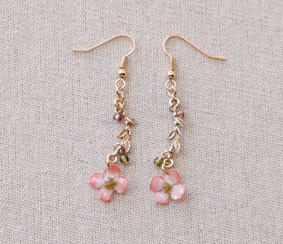 ハナミズキのピアス