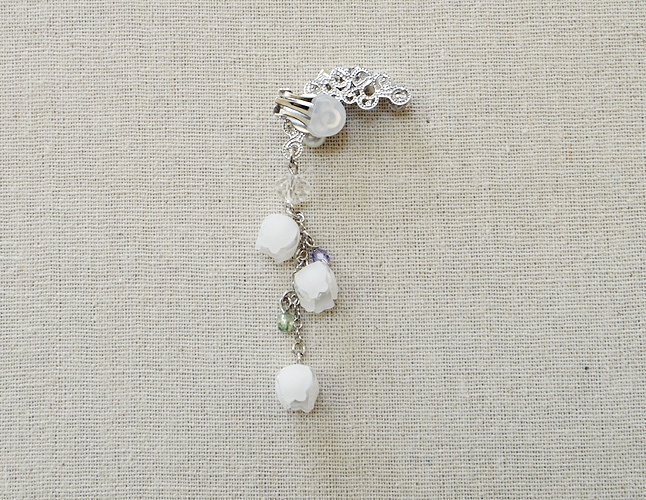 スズランのイヤーカフ