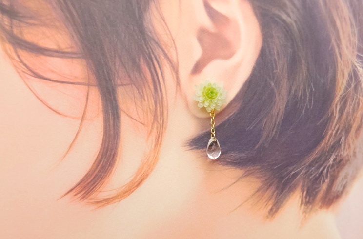 シロツメクサの一粒ピアス