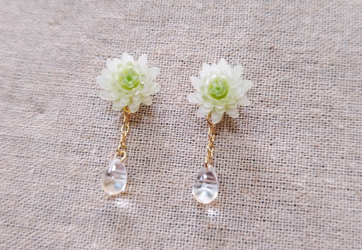 シロツメクサの一粒ピアス