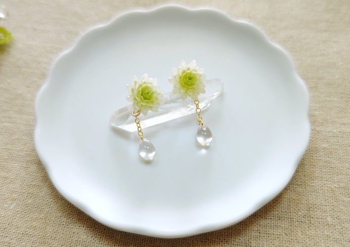 シロツメクサの一粒ピアス