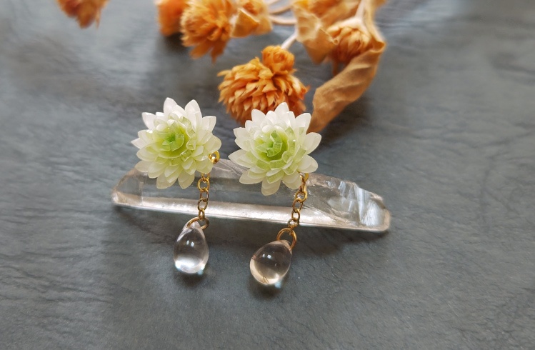 シロツメクサの一粒ピアス