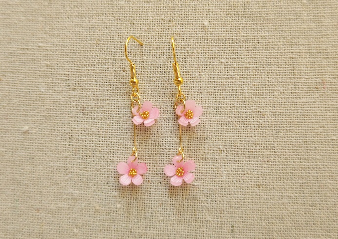 揺れる小桜のピアス