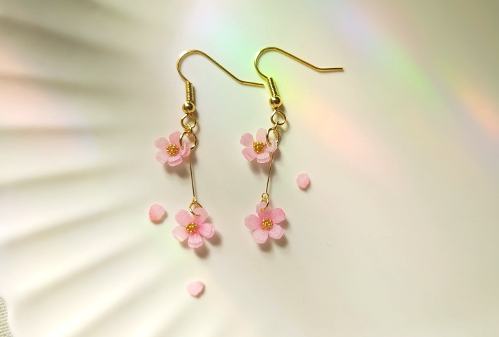 揺れる小桜のピアス