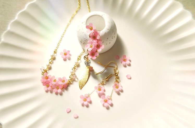 揺れる小桜のピアス