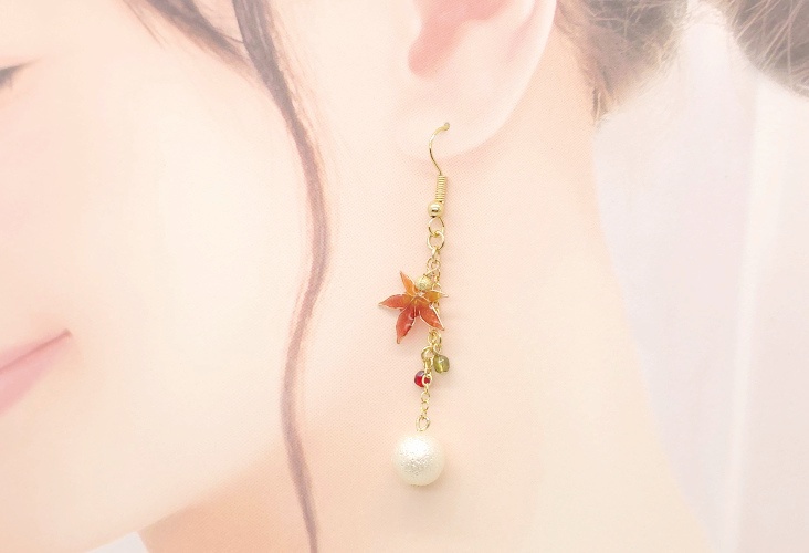 【揺れる紅葉のピアス】