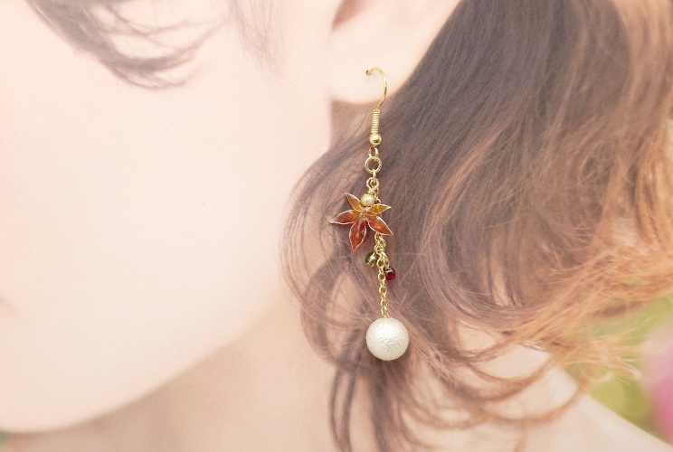 【揺れる紅葉のピアス】