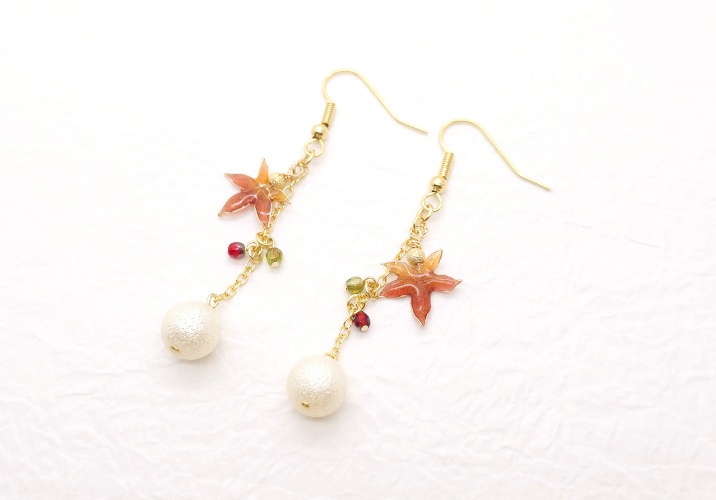 【揺れる紅葉のピアス】