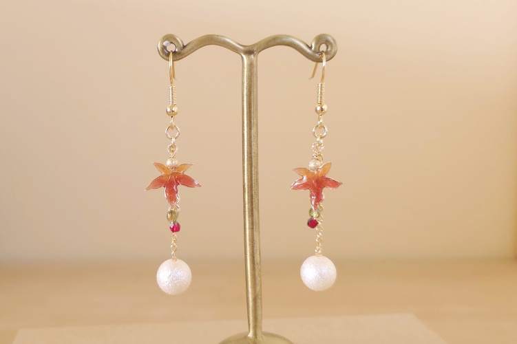 【揺れる紅葉のピアス】