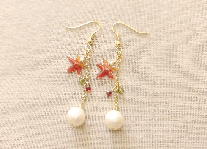【揺れる紅葉のピアス】