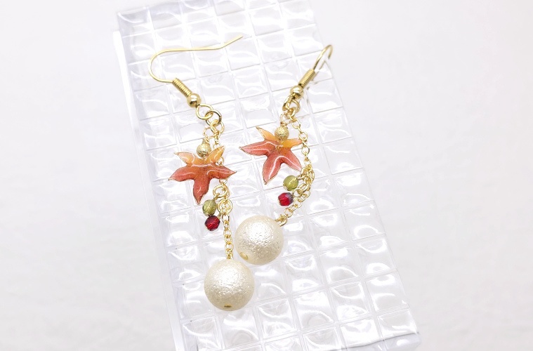 【揺れる紅葉のピアス】