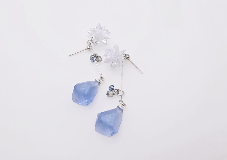 氷雪鉱石のピアス