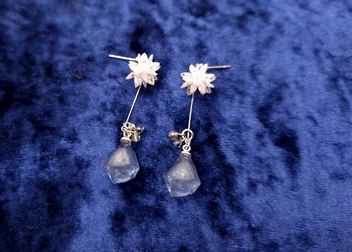 氷雪鉱石のピアス