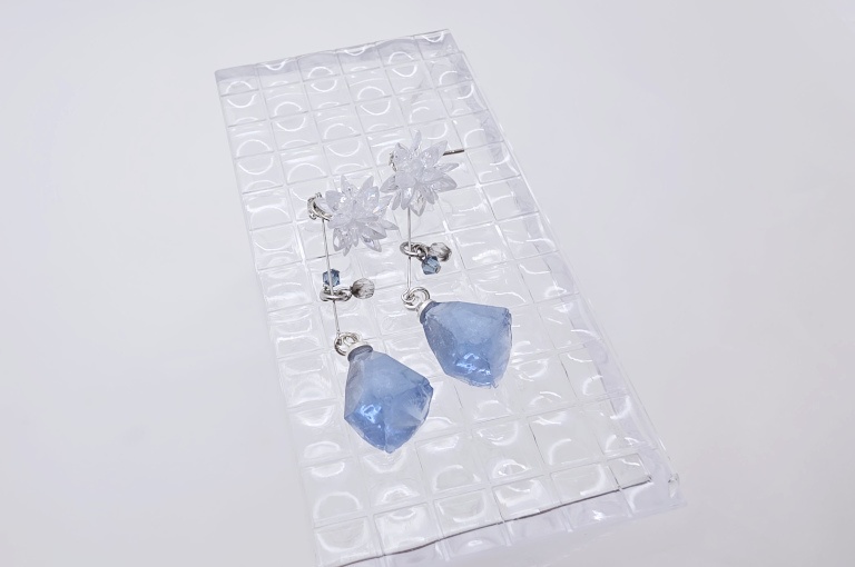 氷雪鉱石のピアス
