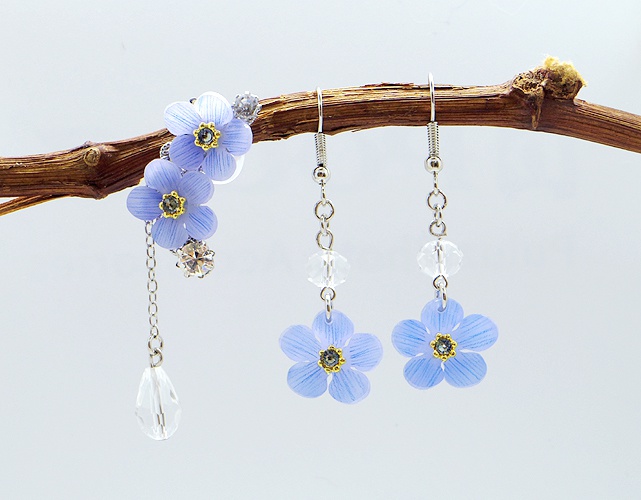 勿忘草のイヤーカフ