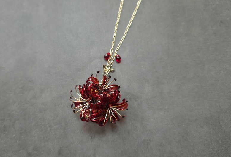彼岸花のネックレス