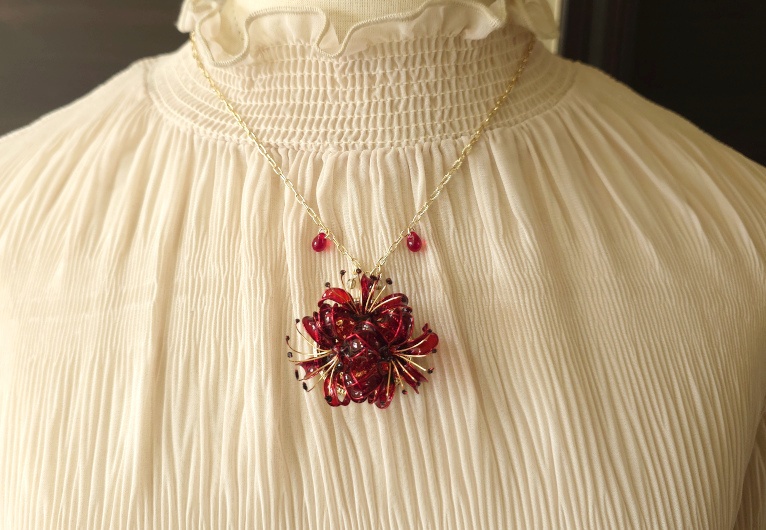 彼岸花のネックレス