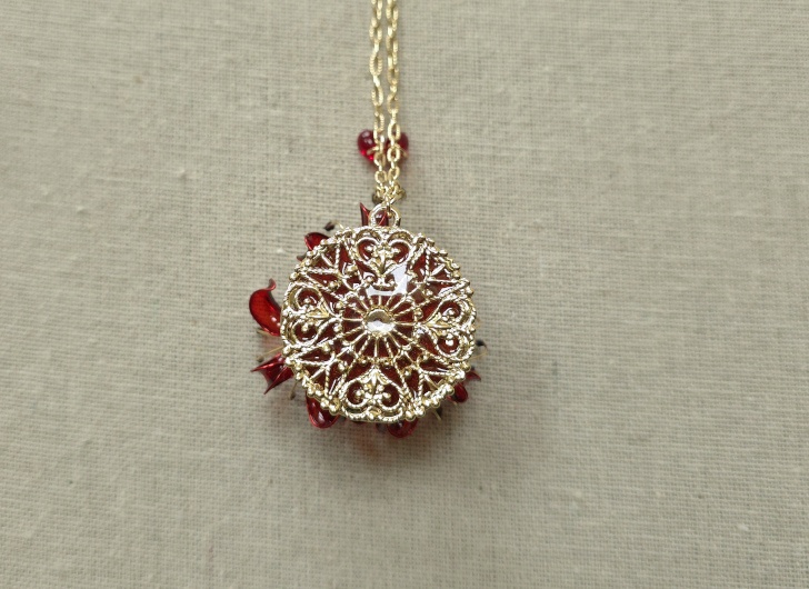 彼岸花のネックレス