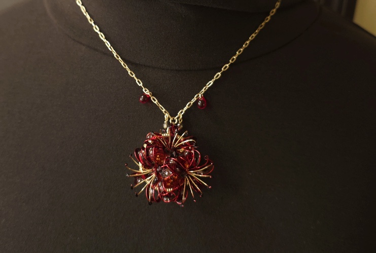 彼岸花のネックレス