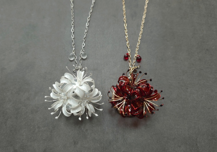 彼岸花のネックレス