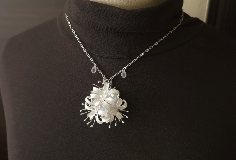 白彼岸花のネックレス