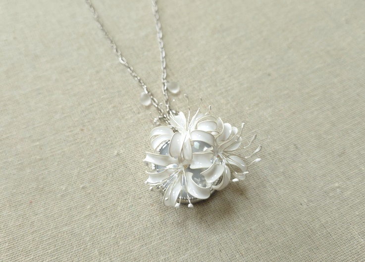 白彼岸花のネックレス