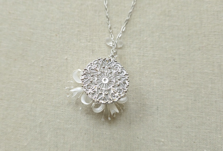 白彼岸花のネックレス