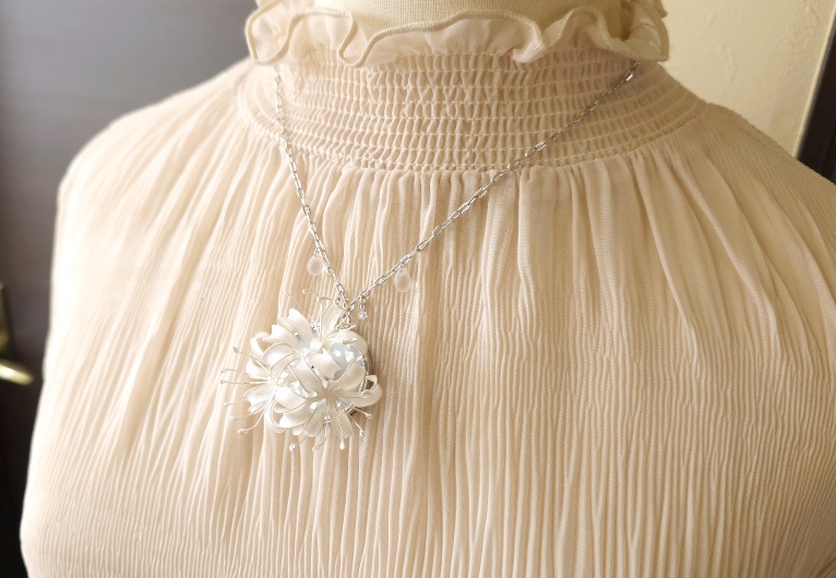 白彼岸花のネックレス