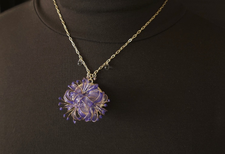 藤彼岸花のネックレス