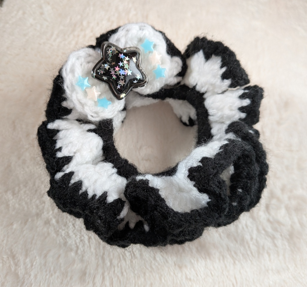 秩序のカリスマ 草薙理解 イメージ かぎ針編みシュシュ 黒星ver