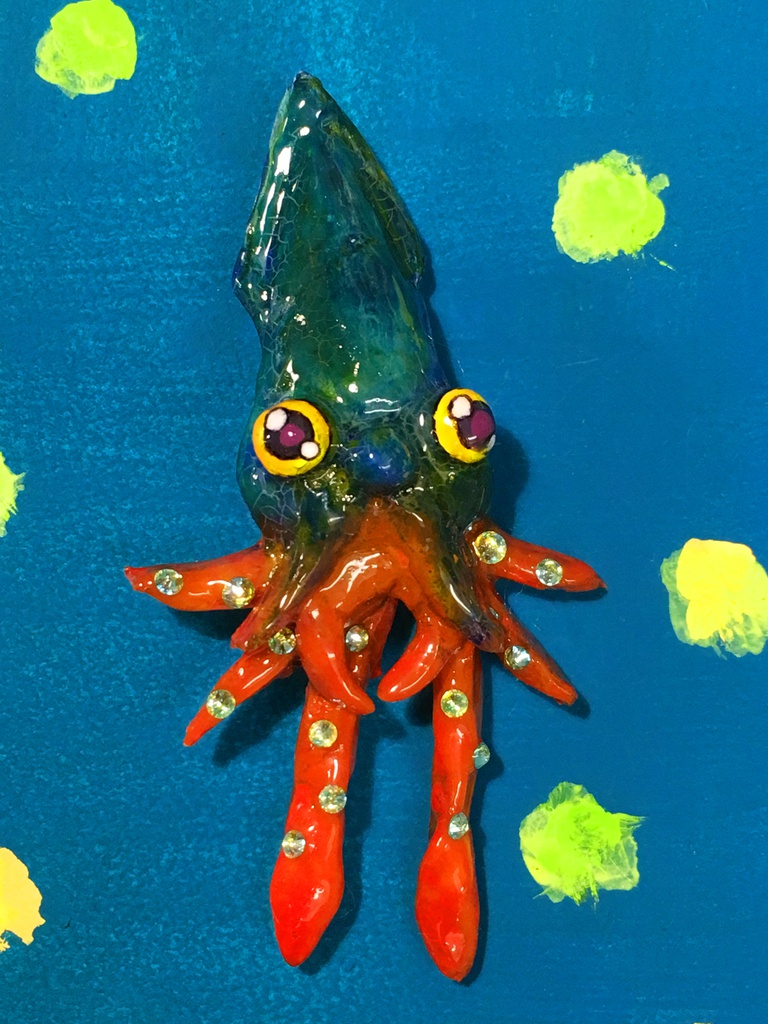 一点物 ダイオウイカバッジ(緑から赤のグラデ・スワロフスキー使用版)