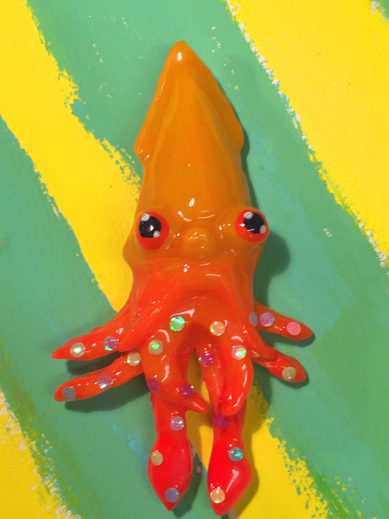 ダイオウイカバッジ(追加注文可/オレンジからレッドのグラデ版)