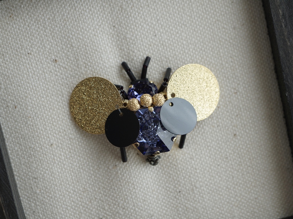 【年末セール10%引!4400▶︎3960円】再販無し一点物! 額入り昆虫ビーズ刺繍【ハチ】 額サイズ(小)