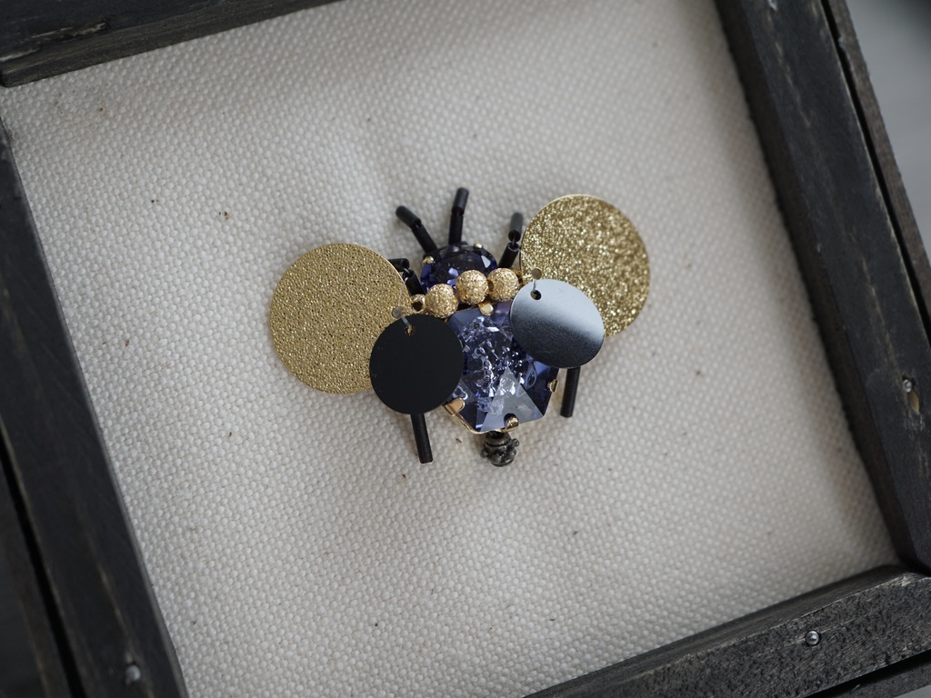 【年末セール10%引!4400▶︎3960円】再販無し一点物! 額入り昆虫ビーズ刺繍【ハチ】 額サイズ(小)