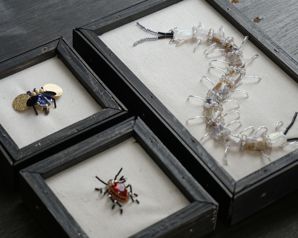 【年末セール10%引!5000▶︎4500円】再販無し一点物! 額入り昆虫ビーズ刺繍【ムカデ】 額サイズ(中)