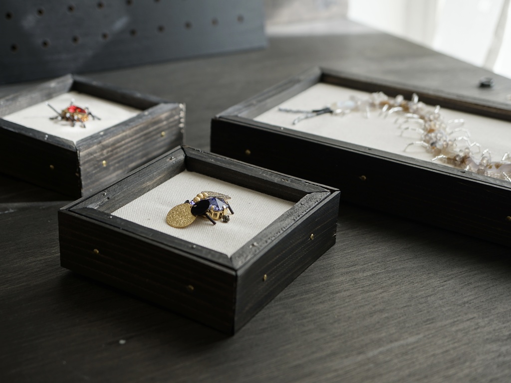 【年末セール10%引!5000▶︎4500円】再販無し一点物! 額入り昆虫ビーズ刺繍【ムカデ】 額サイズ(中)