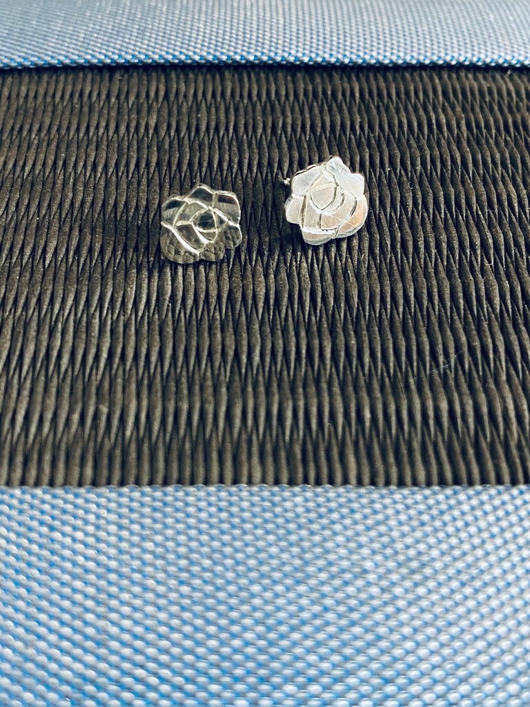 バラのピアス