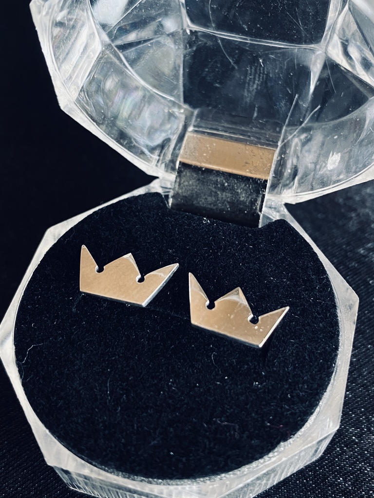 王冠のピアス