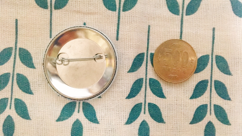 缶バッジ HAPPY TRAVEL