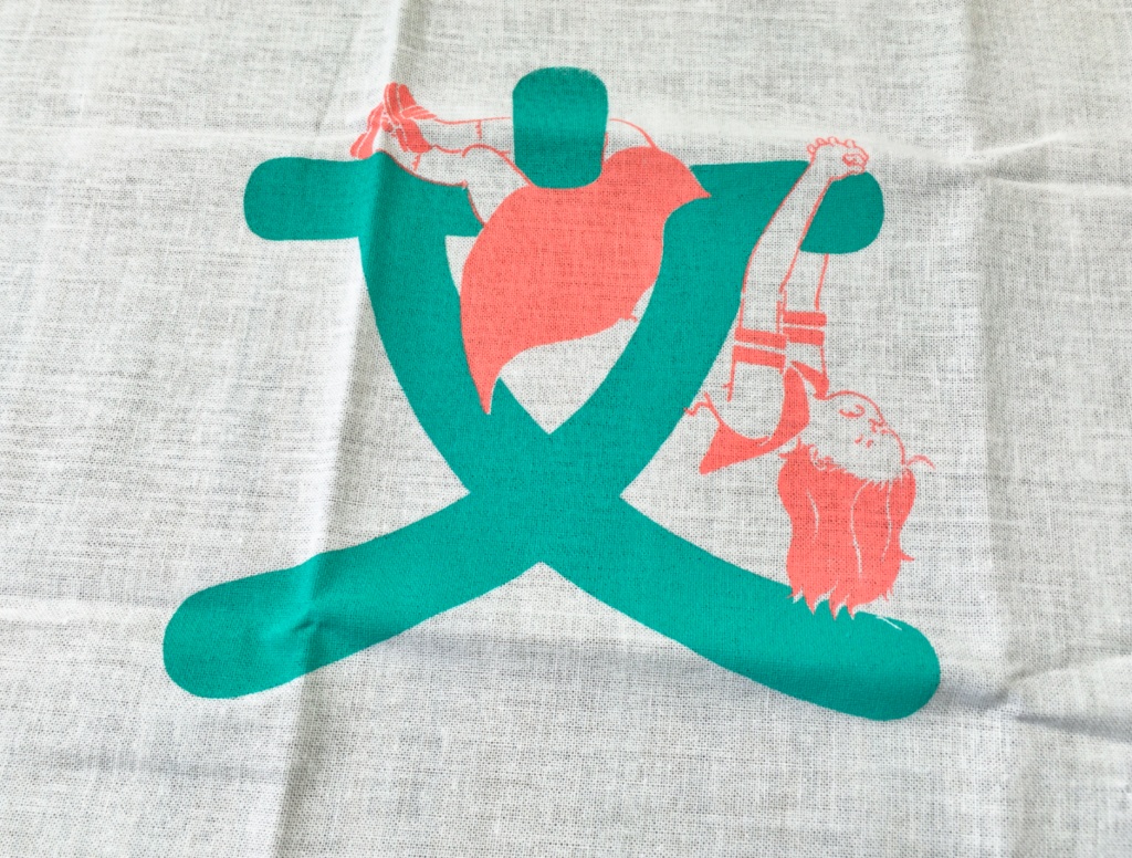 文字と格闘する子 手ぬぐい