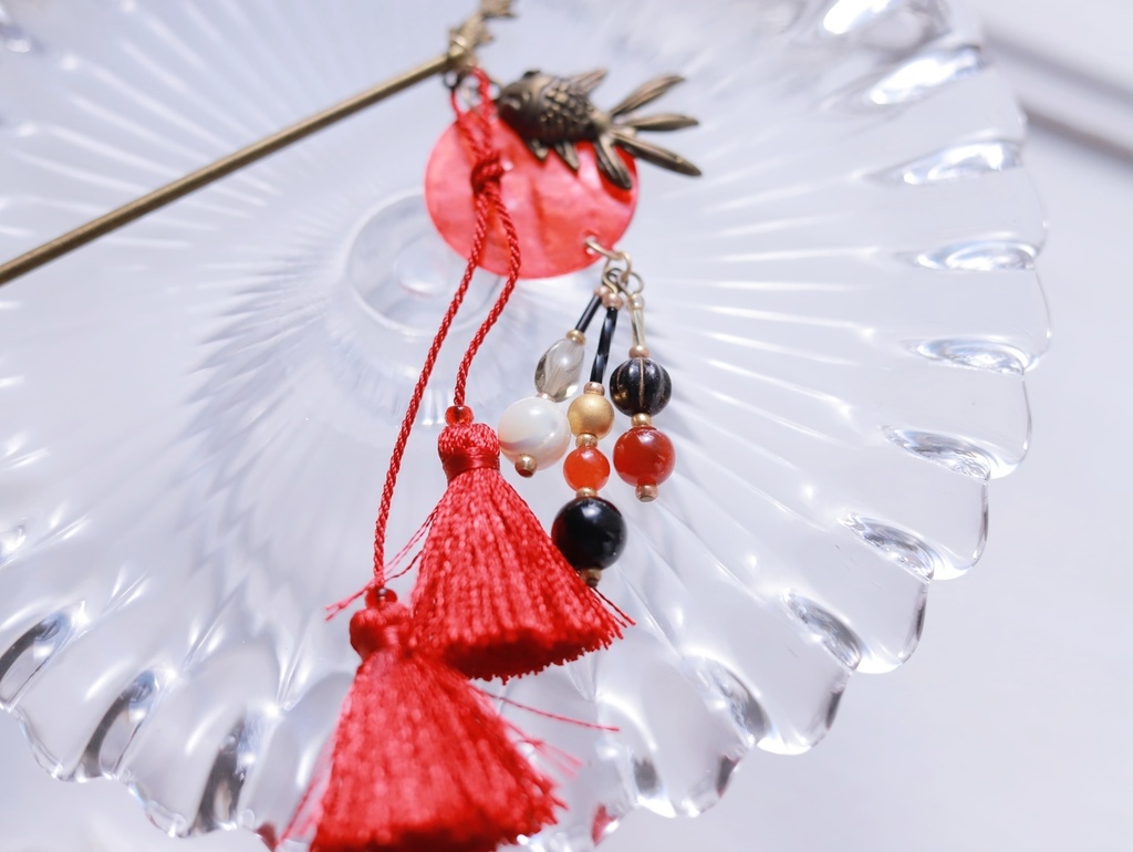 赤い金魚の日の出かんざし