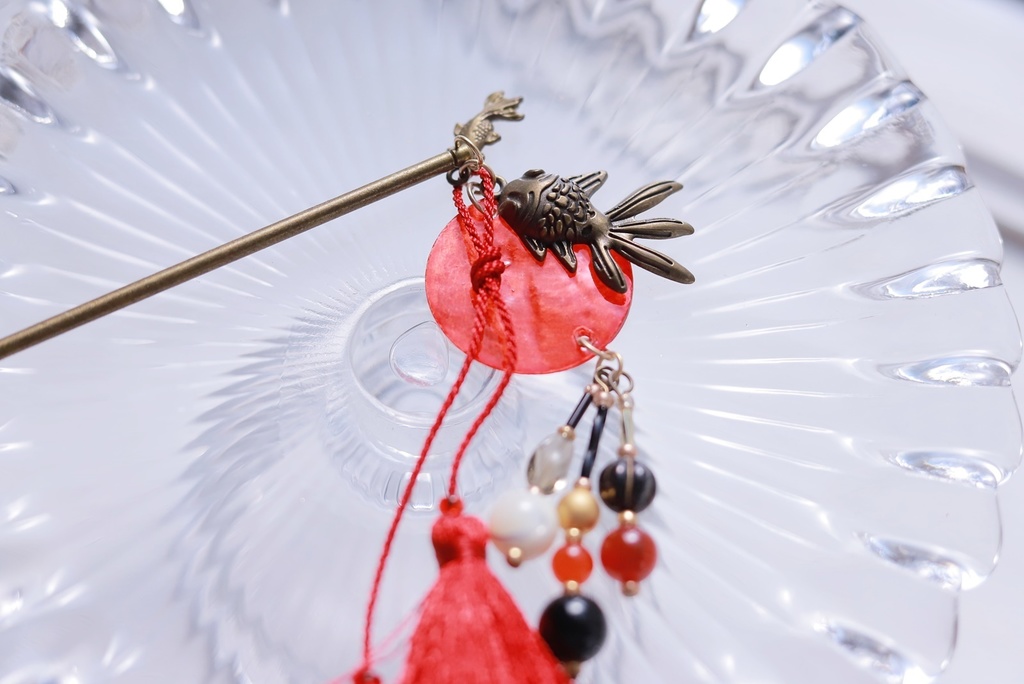 赤い金魚の日の出かんざし