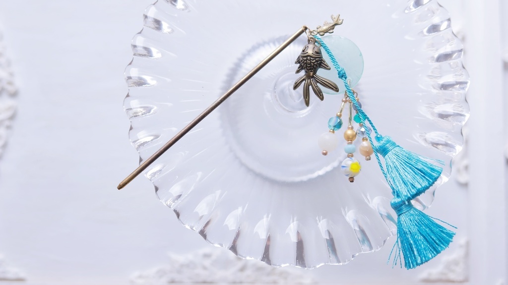 水色の金魚かんざし