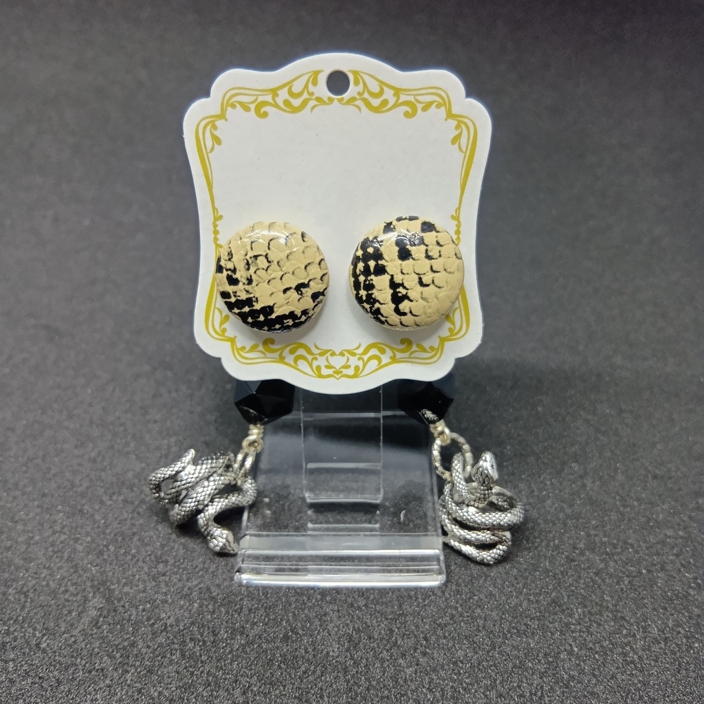 真島吾朗　蛇イメージ天然石ピアス